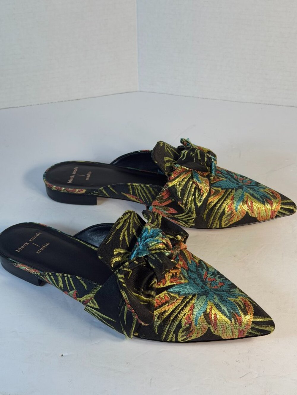 Women's size 8.5 Floral Fabric shoes - Picture 2 of 16